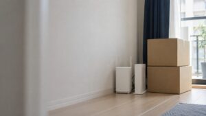 引越し用の段ボール箱の隣に置かれた光回線のルーターとONU